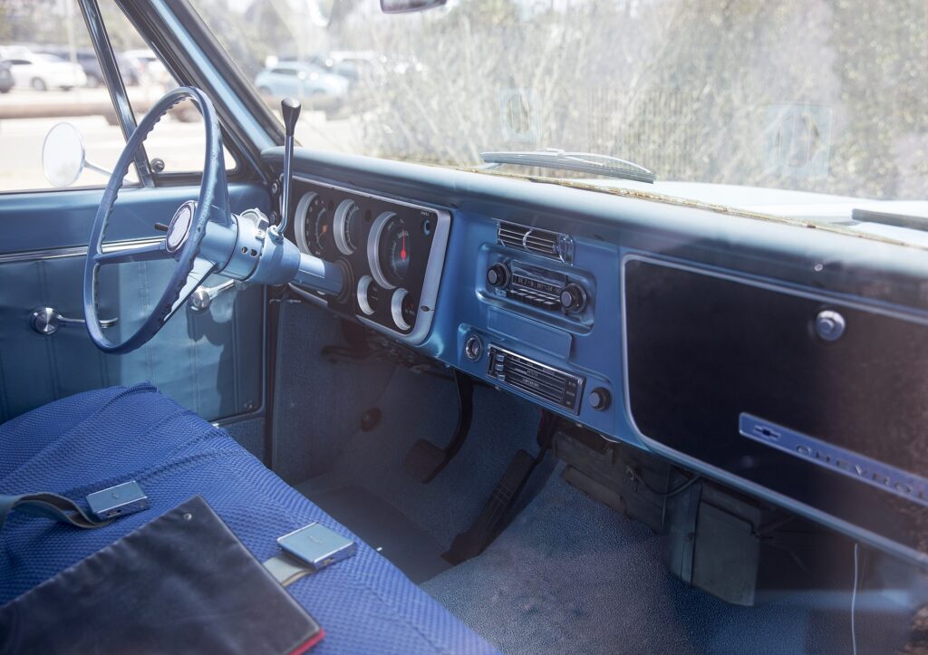 Dashboard and interior of a 1967 Chevrolet C10 Custom by Mr.choppers - Own work, CC BY-SA 3.0, https://commons.wikimedia.org/w/index.php?curid=127679891